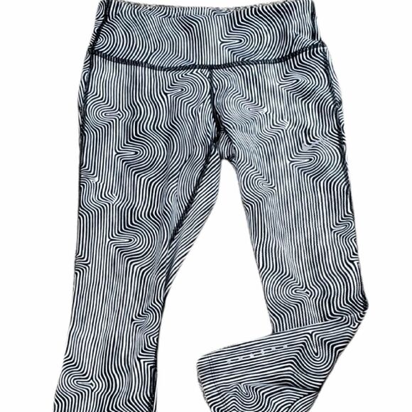 Nike Black & White Swirl Pattern Capri Leggings - Picture 1 of 4